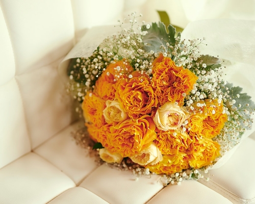 お誕生日のお祝いに「オレンジのバラとかすみ草のブーケ」